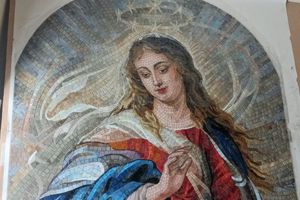 Дева Мария из мозаики на фасаде старинной церкви в Плонне