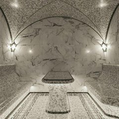 Біло-сірий хаммам зі скляної мозаїки