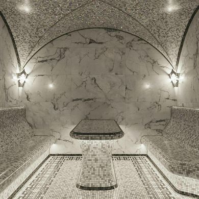 Біло-сірий хаммам зі скляної мозаїки