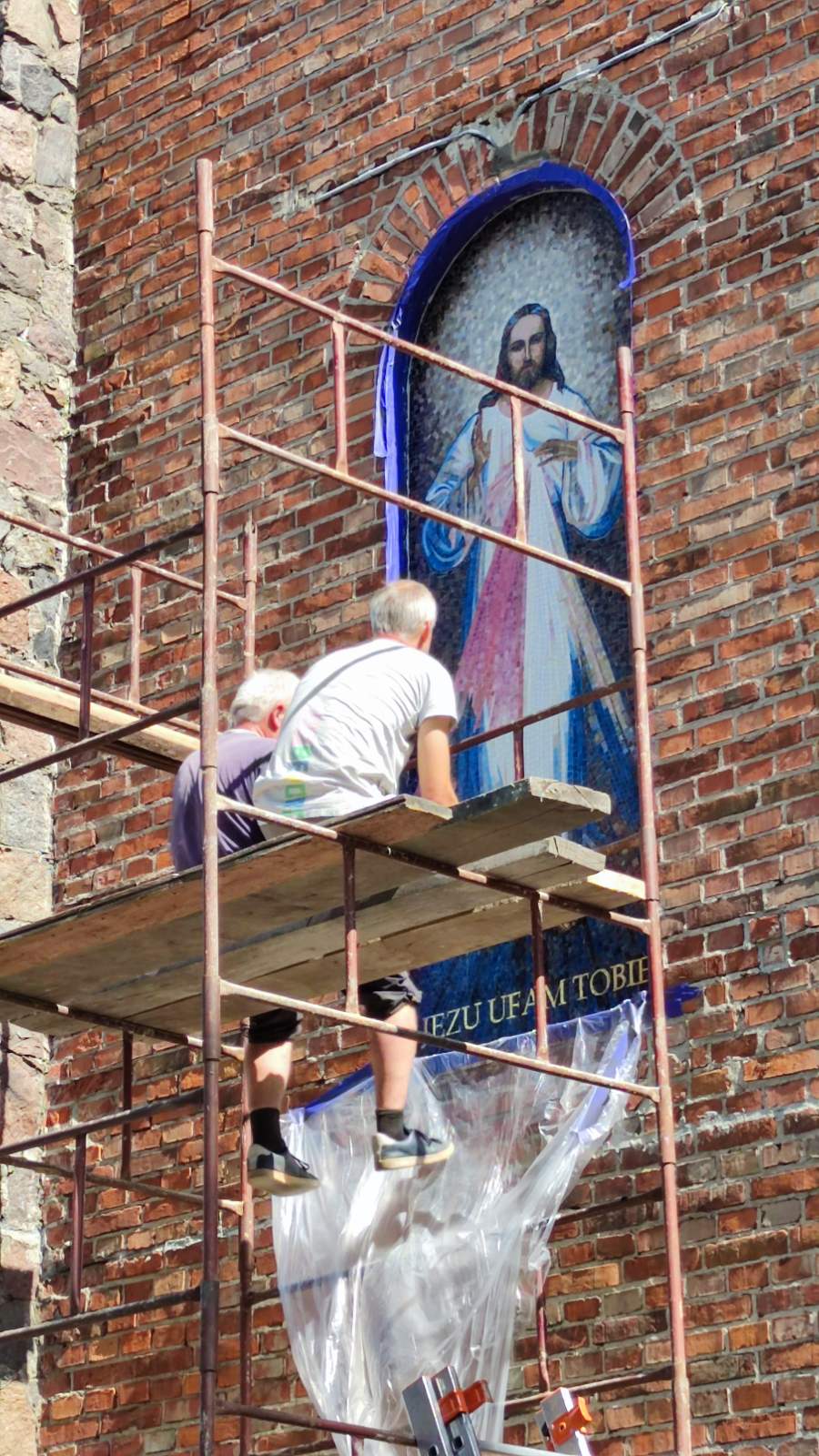 Instalacja mozaikowej ikony Kościoła